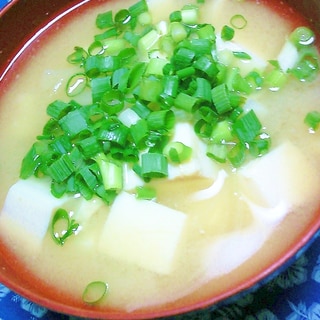 豆腐、玉ねぎ、万能ねぎの味噌汁